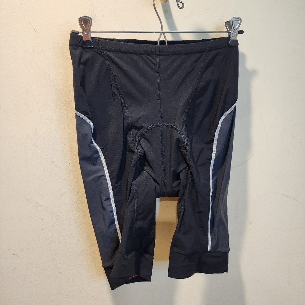 Endura Men's Black Cycling Shorts with Subtle Contrast Size M
